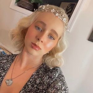 Meet your Posher, Bee